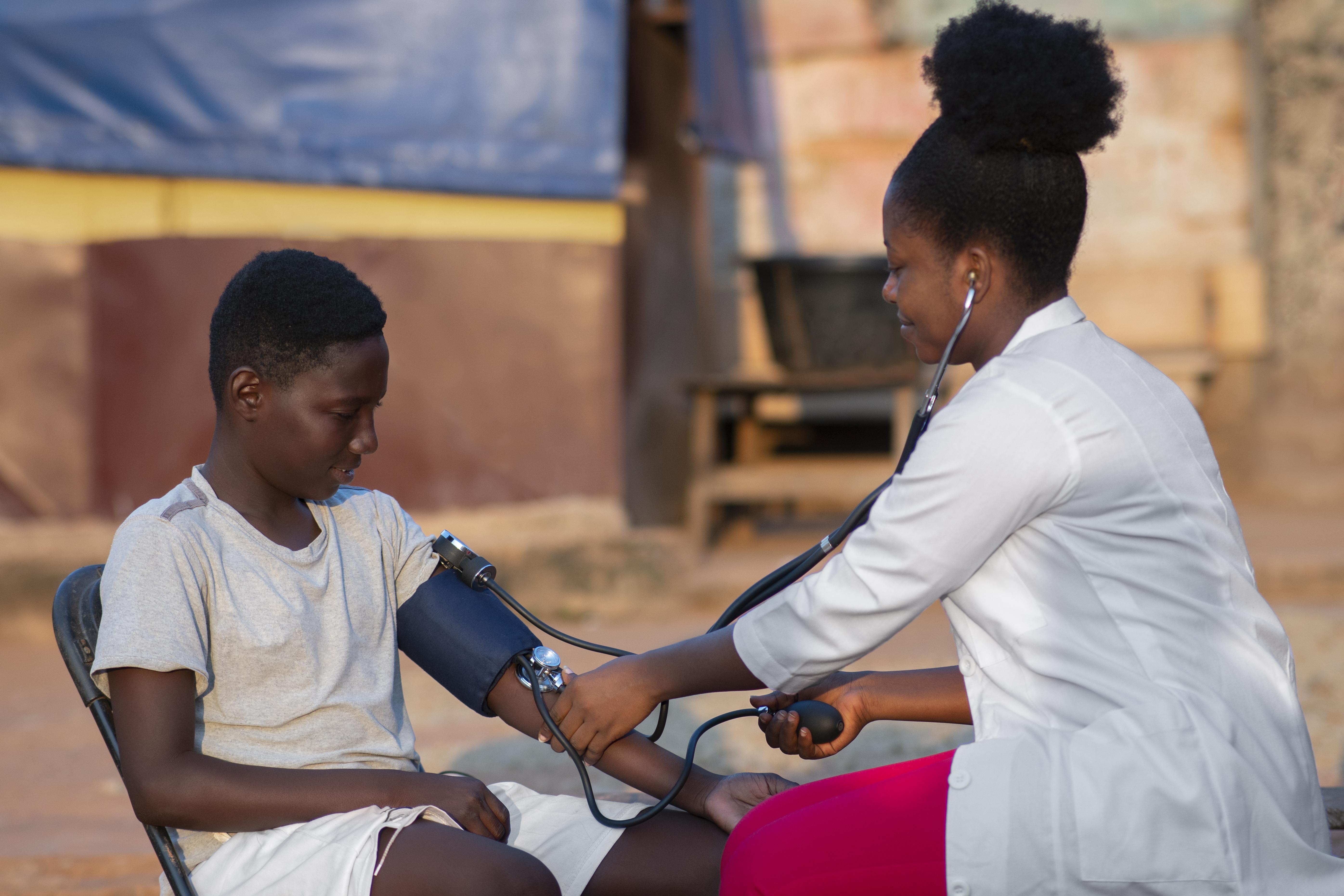 Nivora nurse training a family member on proper care techniques